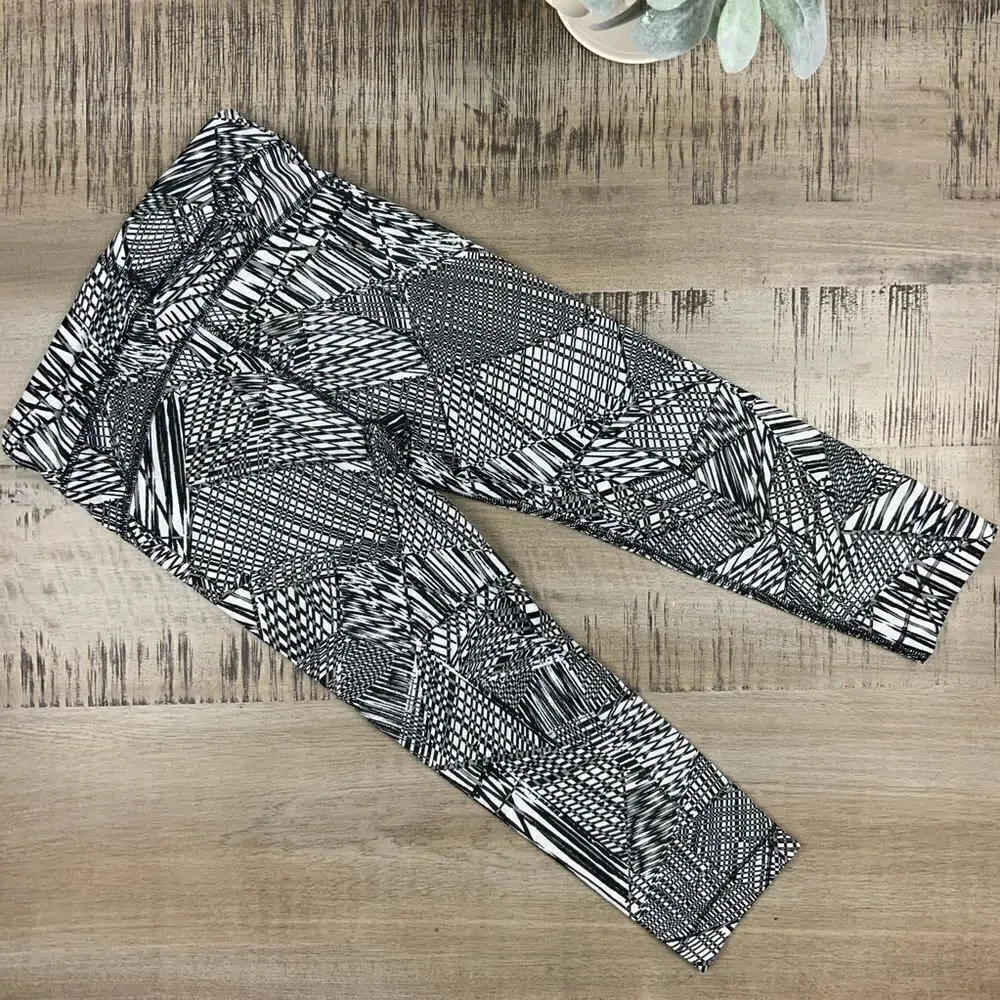 🌺3 FOR $20🌺 - Under Armour Heatgear Black White Crop compression Leggings